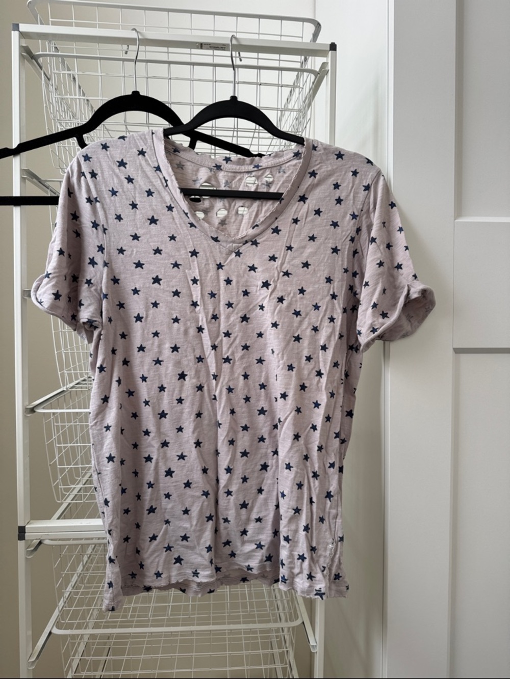 V-Neck Star Print Tee in Light Lavender